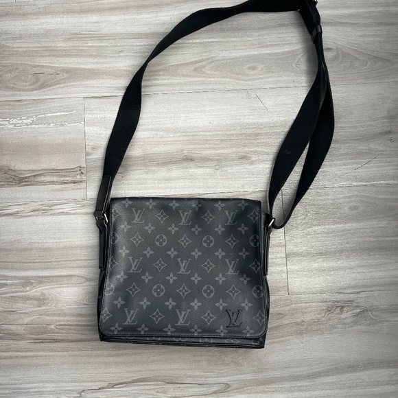 Louis Vuitton District Men’s Shoulder Pm - Picture 1 of 6
